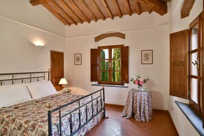 6 bedrooms, iron/ironing board, travel cot, free WiFi