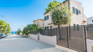 A residential street with houses, a tree, and a fence. - EL PINAR  - Villa with private pool in Cala Sant Vicenç. Free WiFi (Pollen��a)
