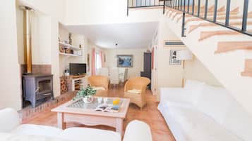 Een televisie, een dvd-speler en boeken