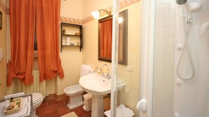 A bathroom with a toilet, bidet, sink, and shower. - Lovely apartment for 3 people with hot tub, WIFI, A/C and TV (Cortona)