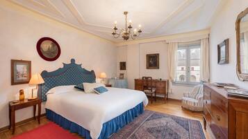 4 bedrooms, desk, travel cot, free WiFi