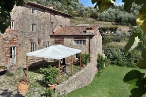 A stone building with a covered patio, potted plants, and a view of a hillside. - Wonderful private villa with A/C, private pool, WIFI, TV, terrace and panoramic view, close to L... (Capannori)