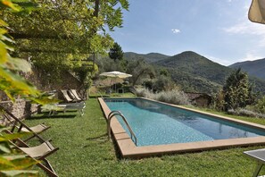 A swimming pool with lounge chairs and a view of mountains. - Wonderful private villa with A/C, private pool, WIFI, TV, terrace and panoramic view, close to L... (Capannori)