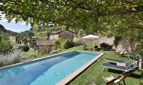 Pool - Wonderful private villa with A/C, private pool, WIFI, TV, terrace and panoramic view, close to L... (Capannori)