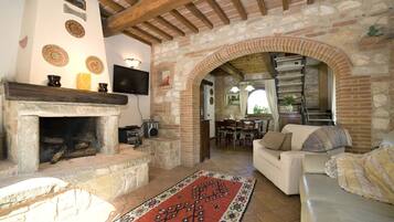 TV, caminetto, lettore DVD