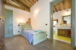 2 bedrooms, iron/ironing board, travel cot, free WiFi - Beautiful private villa for 5 guests with WIFI, A/C, private pool, TV, patio and panoramic view (Montopoli In Val D'arno)
