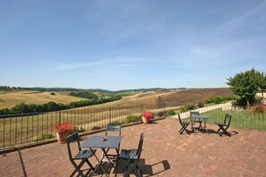 Outdoor dining - Beautiful apartment for 2 guests with WIFI, pool and panoramic view, close to Siena (Monteroni D'arbia)