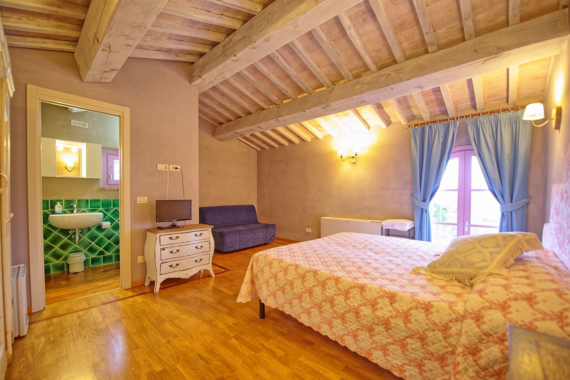 7 camere, culla da viaggio, Wi-Fi gratuito