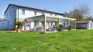 A modern house with a glass-enclosed patio area. - Stunning private villa with A/C, WIFI, private pool, TV, patio, pets allowed and panoramic view (Altopascio)