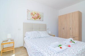 3 bedrooms, iron/ironing board, free WiFi, bed sheets