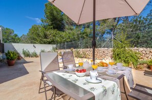 Outdoor dining - CASA GARONDA - Beautiful chalet with private pool near the beach Free WiFi (Cala Pi)