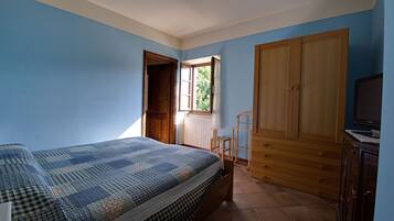 3 bedrooms, desk, iron/ironing board, travel crib