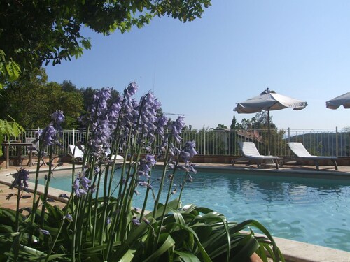 Confortable appartement pour 4 personnes avec piscine, WIFI, TV et patio