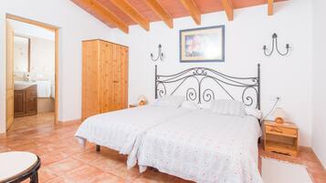 4 slaapkamers, een strijkplank/strijkijzer, gratis wifi, beddengoed