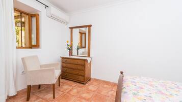 4 slaapkamers, een strijkplank/strijkijzer, gratis wifi, beddengoed