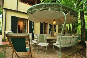 Outdoor dining - Beautiful apartment for 4 people with pool, WIFI, TV and patio (Sassetta)