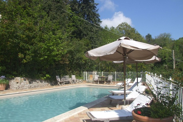 Wasser, Pflanze, Eigentum, Regenschirm, Schwimmbad, Gebäude, Himmel, Azurblau, Wolke, Gartenmöbel