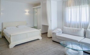 Studio Suite dành cho gia đình, 1 giường cỡ king và sofa giường, quang cảnh m ột góc biển | 3 phòng ngủ, bàn, khu vực làm việc phù hợp cho laptop 