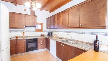 Frigorífico, microondas, placa de cocina y lavavajillas