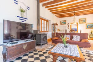 Fernseher, Tischtennisplatte, Bücher