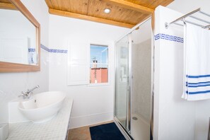 Combined shower/bathtub, hair dryer, bidet, towels