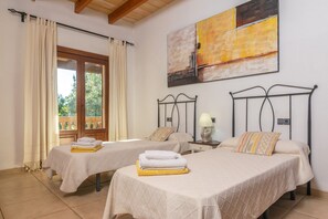 3 slaapkamers, een strijkplank/strijkijzer, gratis wifi, beddengoed