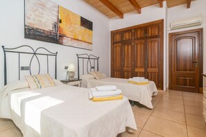 3 عدّة غرف نوم ومكواة/لوح كي وواي فاي مجانًا وملاءات أسرّة