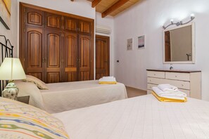 3 dormitorios, tabla de planchar con plancha, wifi gratis y ropa de cama