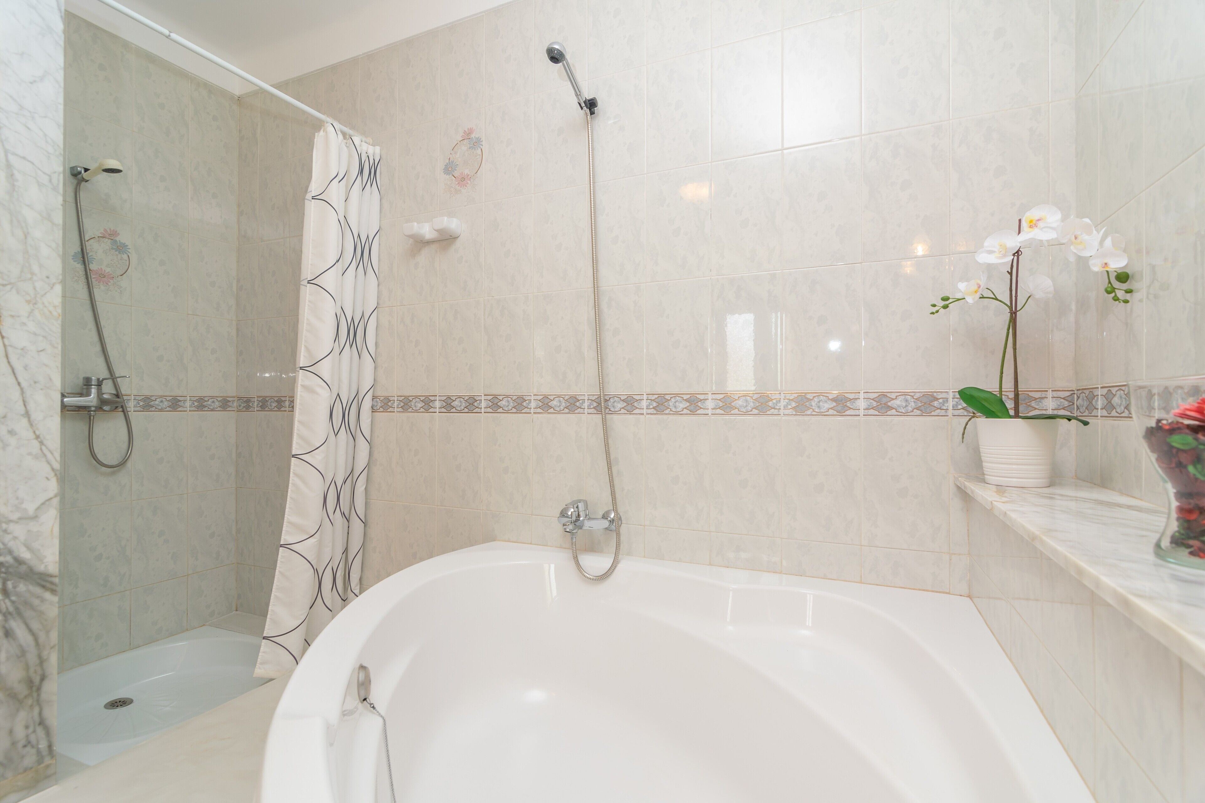 Un baño con bañera, ducha e inodoro.