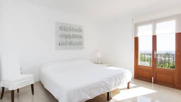 4 slaapkamers, een strijkplank/strijkijzer, gratis wifi, beddengoed