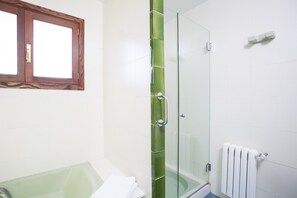 Combined shower/bathtub, hair dryer, bidet, towels