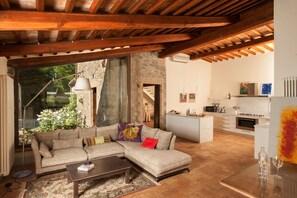 TV, fireplace, DVD player, stereo - Beautiful private villa for 10 guests with A/C, WIFI, private pool, TV and patio (Porano)