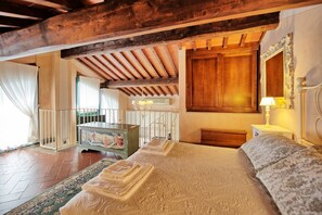 1 bedroom, travel crib, free WiFi - Lovely apartment for 2 people with A/C, WIFI, pool and TV (Monterappoli)