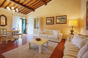Living area - Cosy apartment for 4 guests with WIFI, pool and TV (Monterappoli)