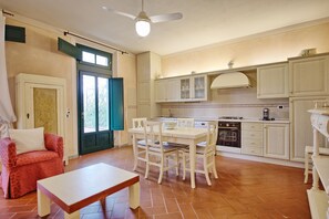 Kühlschrank, Ofen, Geschirrspüler, Espressomaschine