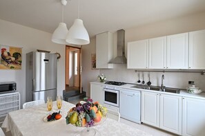 Réfrigérateur, four à micro-ondes, un four, surface de cuisson