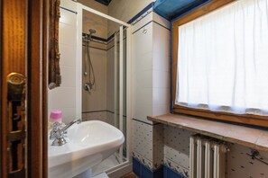 Bathtub, bidet
