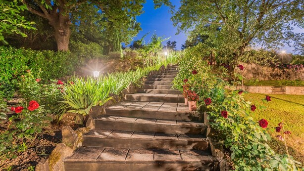 A stone staircase surrounded by lush greenery and flowering plants, leading up a hill. - Torre del Cielo - Luxury Villa with private pool (Monterchi)