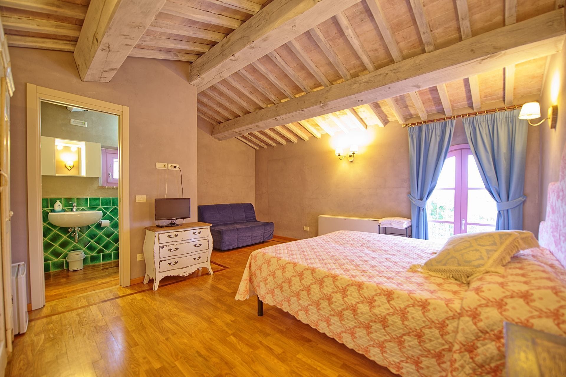 7 bedrooms, travel crib, free WiFi