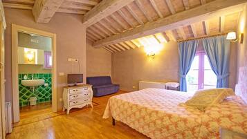 7 bedrooms, travel crib, free WiFi