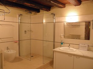 Dusche, Haartrockner, Bidet