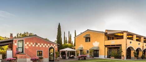 المنشأة من الخارج