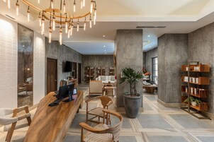 Couples treatment rooms, hot tub, steam room, body treatments