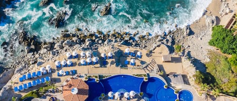 Playa privada, sillas reclinables de playa, sombrillas, toallas de playa