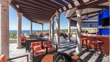 5 restaurants, breakfast, dinner served; seafood