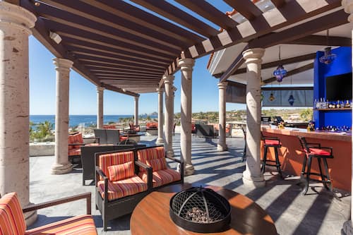 5 restaurants, breakfast, dinner served; seafood