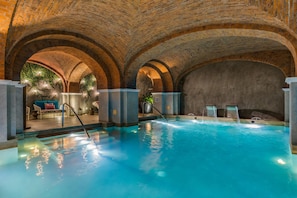 Couples treatment rooms, hot tub, steam room, body treatments