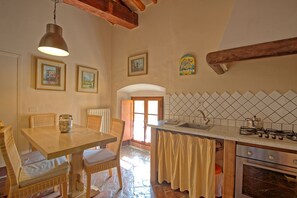 Frigorífico, horno, placa de cocina y cafetera o tetera