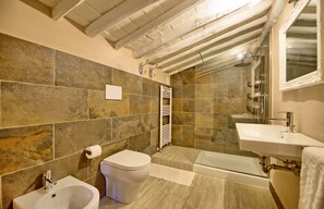 Shower, bidet - Montegufoni 28 - Apartment with swimming pool (Montegufoni)