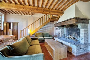 Fireplace - Villa Osbert - Villa with shared pool (Montegufoni)